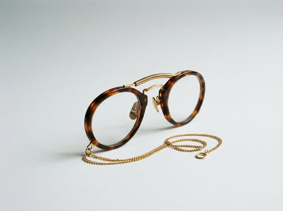 Tortoiseshell pince-nez spectacles with oval glass lenses, adjustable spring-bridge nose clips