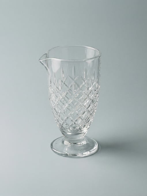 Glass cocktail mixing glass in heavy crystal with a diamond-cut pattern, tapered pour spout