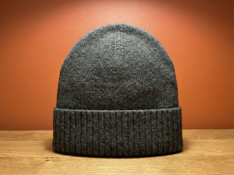 Cashmere beanie in heathered charcoal with a ribbed fold-over cuff
