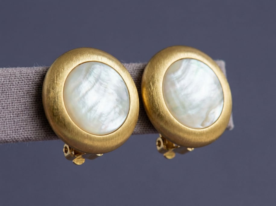 Round clip-on earrings in brushed gold with a mother-of-pearl inlay