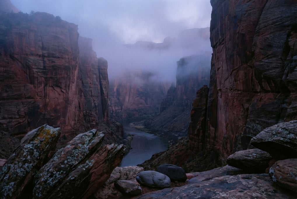 Sandstone canyon with a narrow river at the bottom (kbniwm6y)