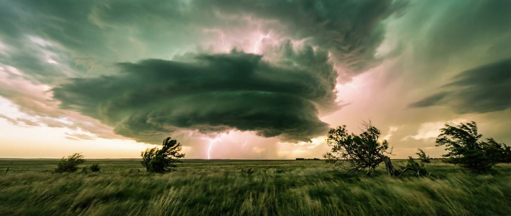 Supercell thunderstorm over open plains, structured rotating clouds with a green-tinged sky (phucg0of)