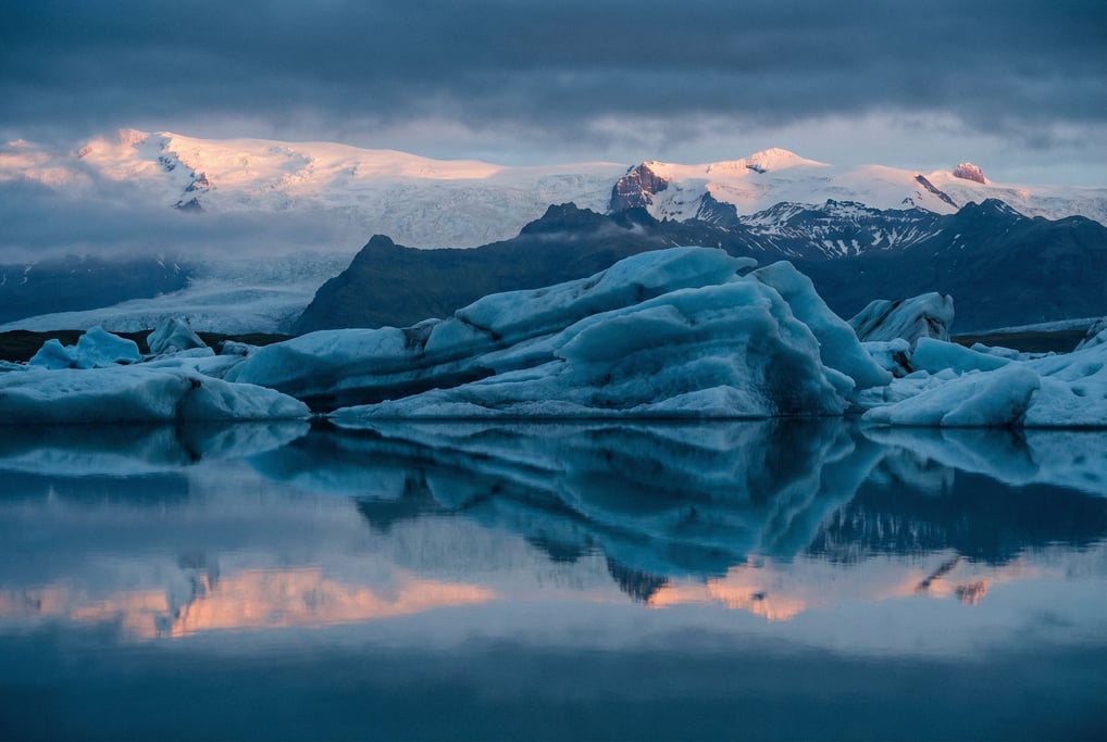 Icebergs floating in a glacial lagoon (o0wigcdh)