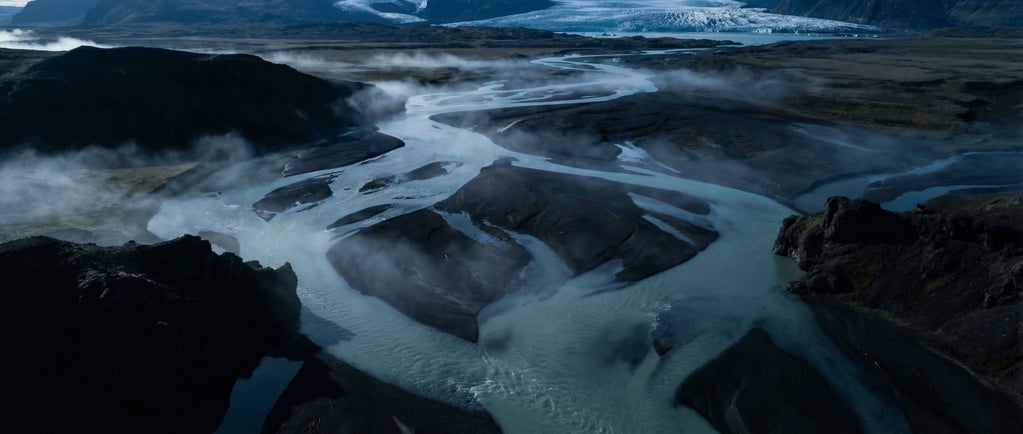 Aerial view of a braided river system in Iceland (9pd0ejz)
