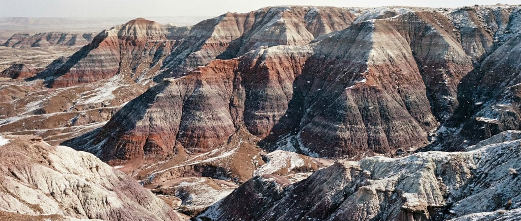 Painted desert hills in bands of red, purple, gray, and white (qtyzcmoy)