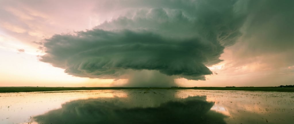 Supercell thunderstorm over open plains, structured rotating clouds with a green-tinged sky (d3sza7y)