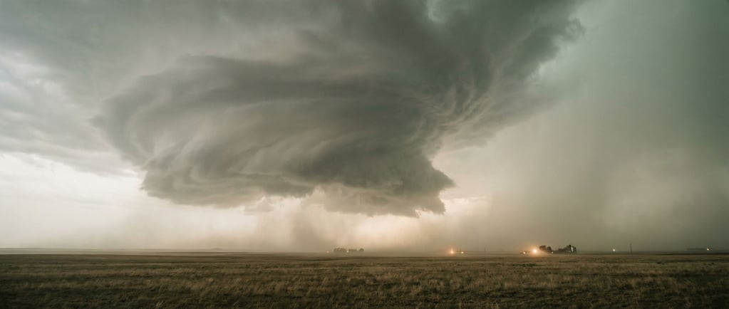 Supercell thunderstorm over open plains, structured rotating clouds with a green-tinged sky (p4yzedq3)
