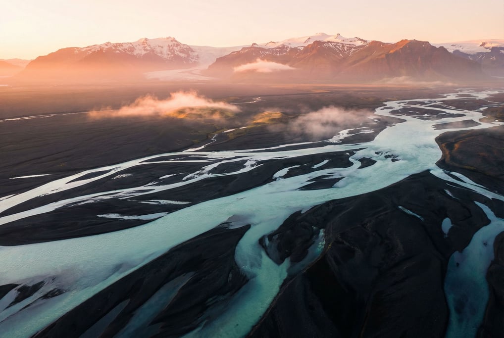 Aerial view of a braided river system in Iceland (2ysw9rjs)