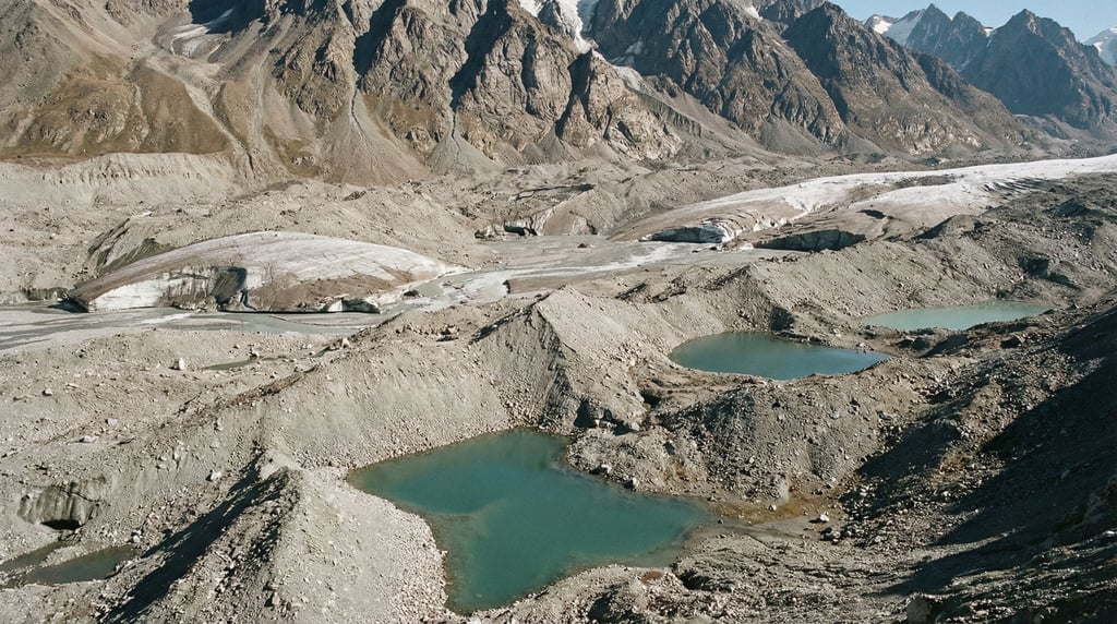 Glacial moraine landscape, gray gravel ridges and turquoise kettle ponds left behind by retreating i (pbsaebuo)