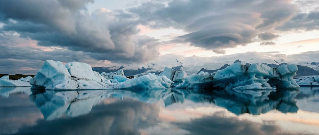 Icebergs floating in a glacial lagoon (ssdtjhyc)