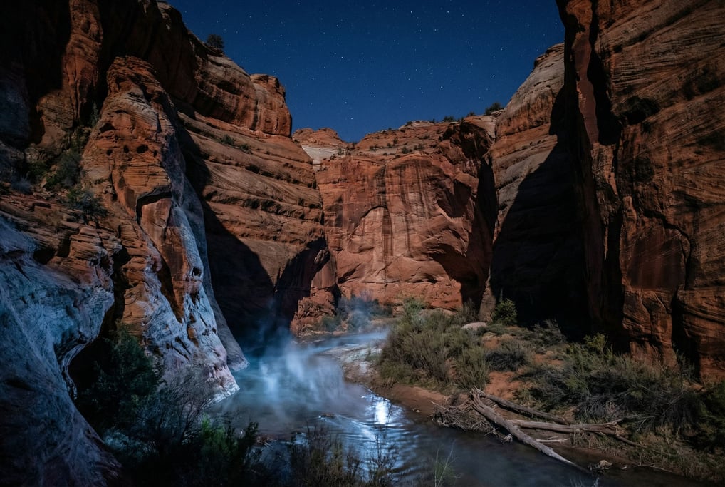 Sandstone canyon with a narrow river at the bottom (y0u5u9rw)