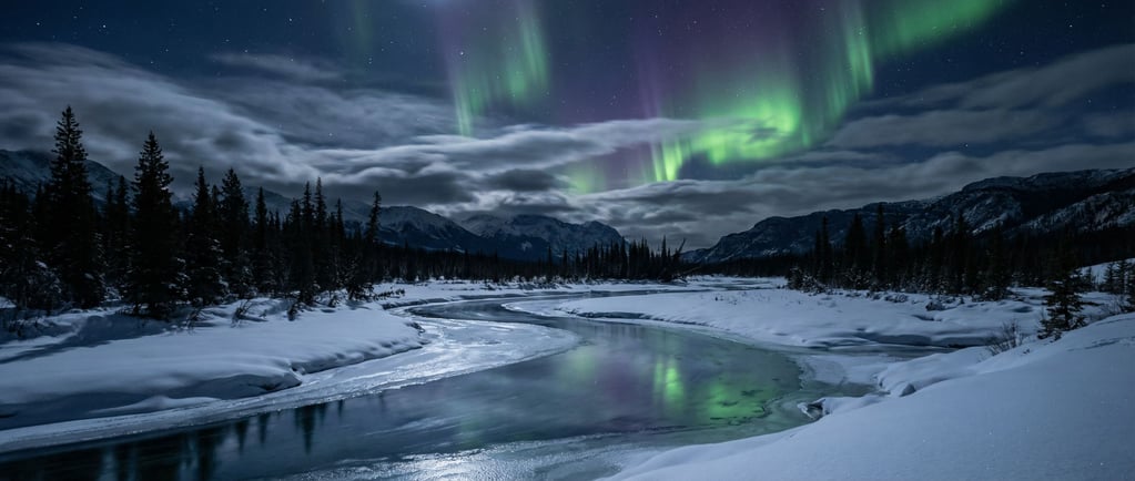 Northern lights over a snow-covered valley (7lkkdpdc)