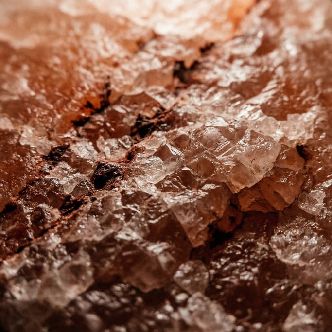 A slab of pink Himalayan salt in macro, crystalline structure and mineral inclusions (apjk3jz)