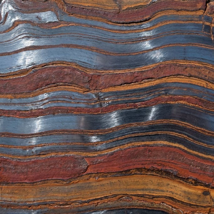 Banded iron formation in cross-section stretching edge to edge