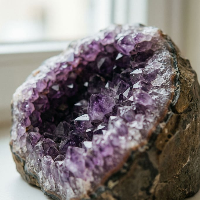 Extreme close-up of Cross-section of a geode (w6pzqosg)