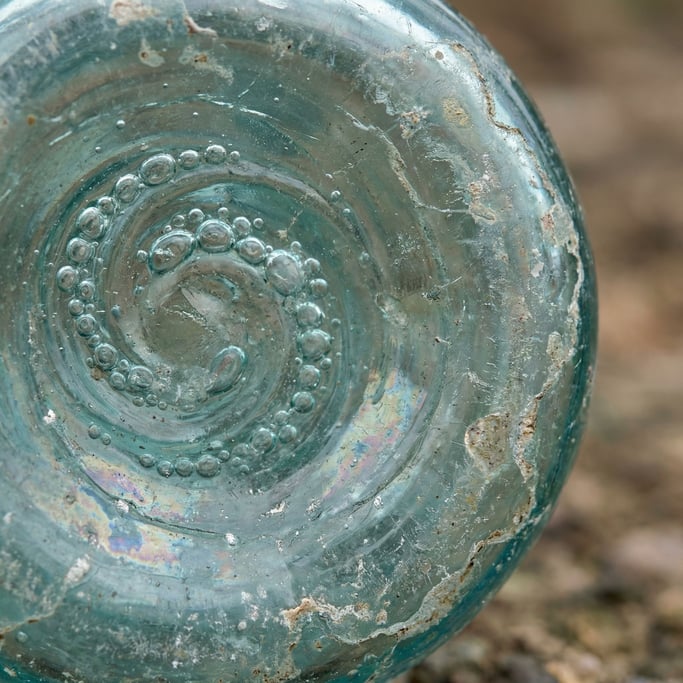 Handblown glass with trapped air bubbles in a spiral pattern, aquamarine tint (0jubk0xl)